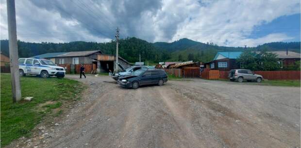 Человек пострадал при столкновении двух автомобилей в Горном Алтае