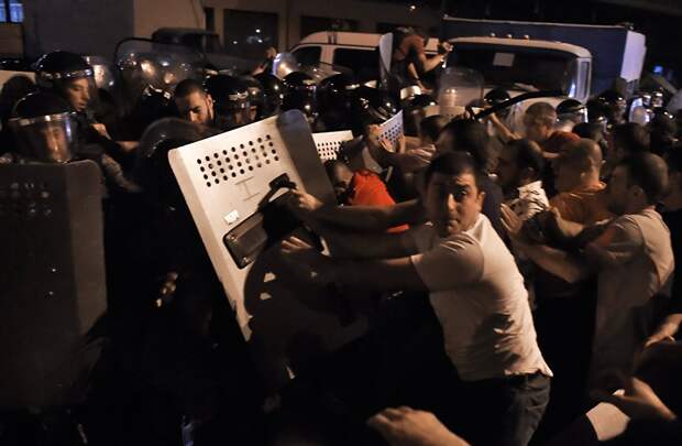 Столкновения между демонстрантами и полицейскими в Ереване