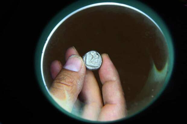 Мелкая серебряная монета II в. н.э., найденная в Тенее.