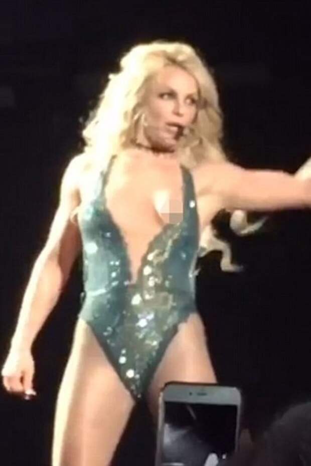 Голая грудь Бритни Спирс выпрыгнула из костюма во время концерта.