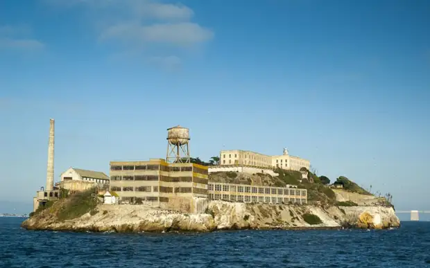 Тюрьма Алькатрас - место, где отбывали наказание самые опасные преступники в истории. Тюрьма Алькатрас - место, где отбывали наказание самые опасные преступники в истории.