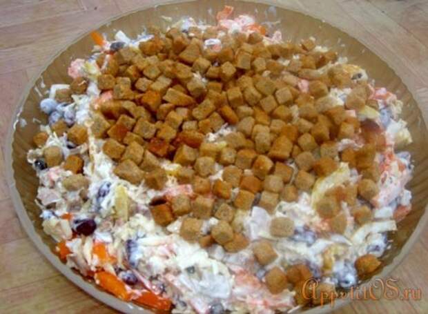 Салат с фасолью и сухариками