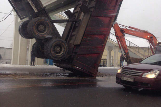 Самосвал с поднятым кузовом протаранил мост авария, дтп, мост, самосвал