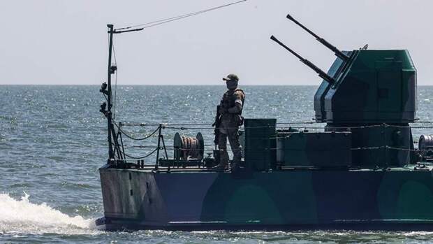 Военнослужащий ВС РФ на борту бронекатера на территории морского торгового порта