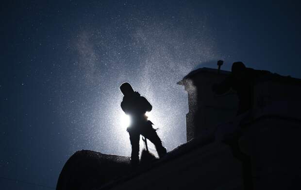 Москвичей призвали не расслабляться и срочно убирать снег