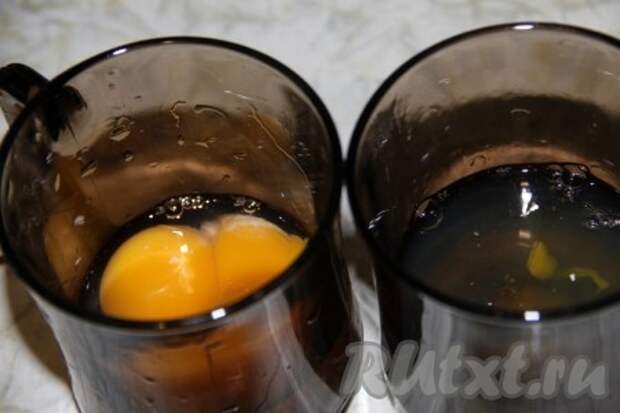 Яйца разделить на белки и желтки. 