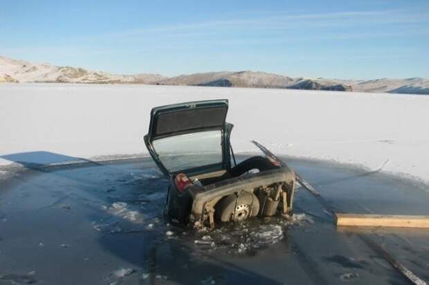 Автомобили, застрявшие во льду Байкала 