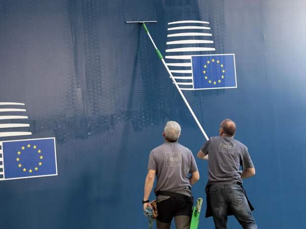 Рабочие моют логотип ЕС в Брюсселе© AP Photo / Virginia Mayo