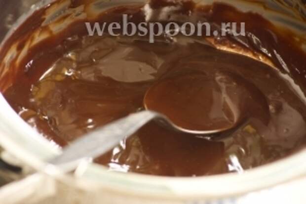 Шоколад порубить в крошку, залить очень горячими сливками, соединёнными с сахарной пудрой. Дать постоять 2 минуты. Перемешать. Добавить масло. Снова перемешать.