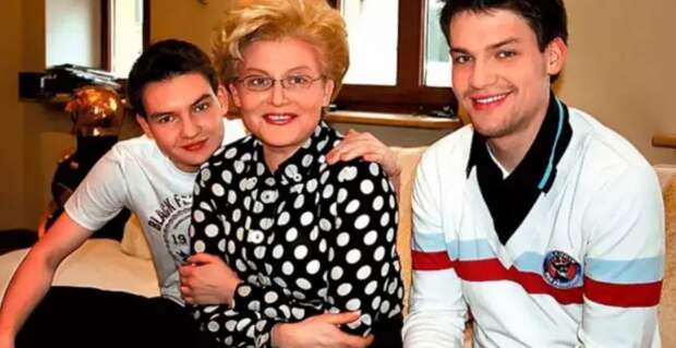 Елена Малышева с сыновьями