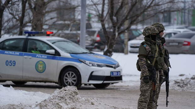 Полиция и военные на блок-посту в Нур-Султане, Казахстан Полиция и военные на блок-посту в Нур-Султане, Казахстан - РИА Новости, 1920, 08.01.2022