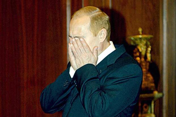 Президент РФ Владимир Путин после получения известия об освобождении заложников «Норд-Оста», Москва, 26 октября 2002 года. история, люди, фото