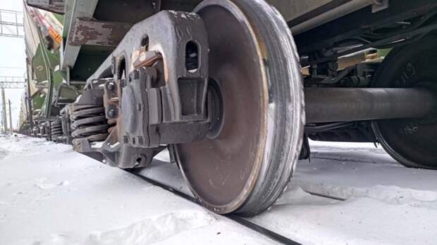 В Кировской области более 20 вагонов грузового поезда сошли с рельсов