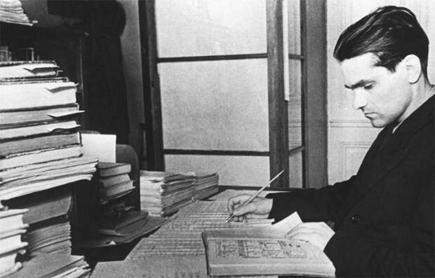 Юрий Кнорозов за работой Юрий Кнорозов за работой
