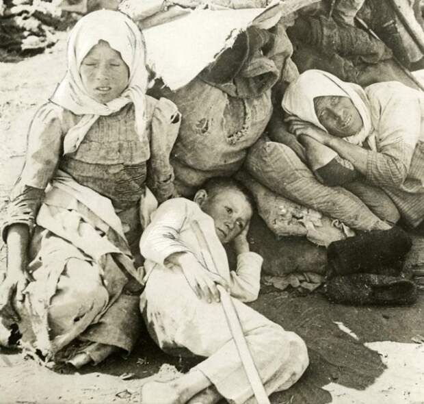 Пострадавшие во время массового голода в Поволжье. Россия, Поволжье, 1921 год.