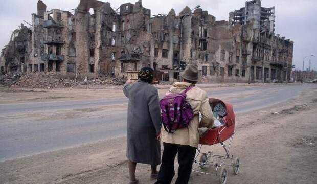 11. Прогулка по проспекту Ленина в Грозном. 1995 год 11. Прогулка по проспекту Ленина в Грозном. 1995 год