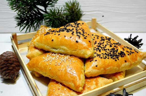 Пирожки с мясом, посыпанные сверху кунжутом. / Фото: koolinar.ru