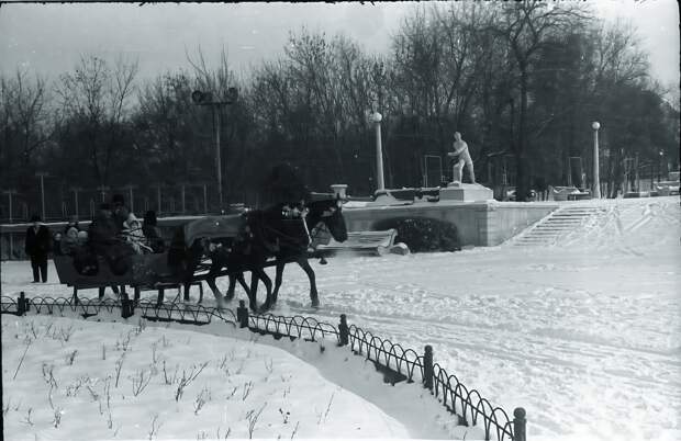 Катание в санях в парке имени Щербакова, зима 1963 года.