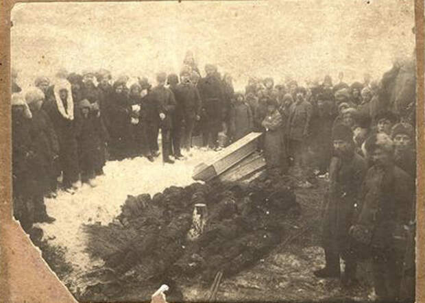 Томичи переносят тела расстрелянных участников антиколчаковского восстания|Фото: telegrafua.com