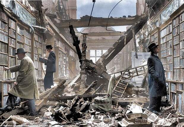 В сентябре 1940 г. от бомбежек сильно пострадал Holland House в Кенсингтоне (западный Лондон) блиц, бомбардировка, великобритания, вторая мировая война, колоризация, колоризированные снимки, колоризированные фото, лондон
