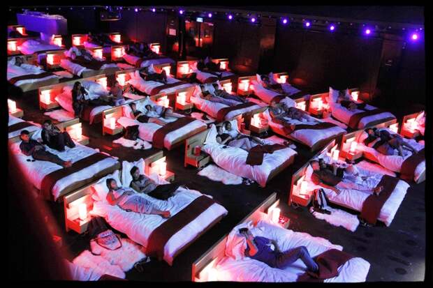 ИКЕА устроила в Москве постельный кинотеатр