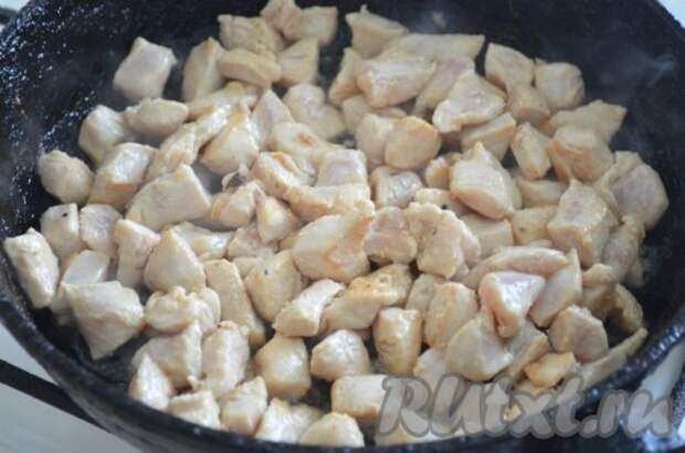 Налив на сковороду немного масла, обжарить мясо до готовности. Убрать со сковороды на тарелку. Остудить. 