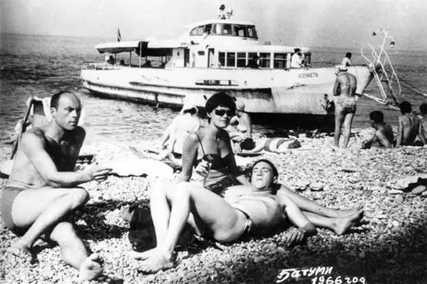 Советские знаменитости на пляже