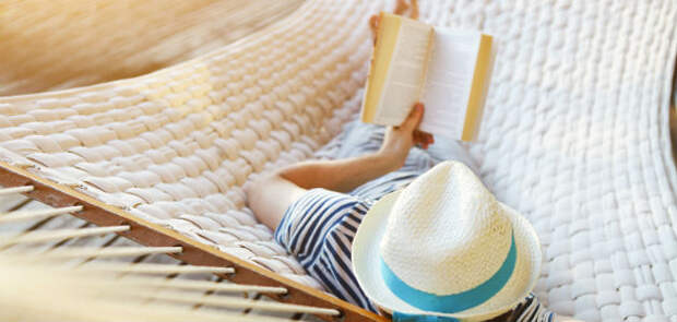 10 «летних» книг, которые хорошо читать в отпуске 