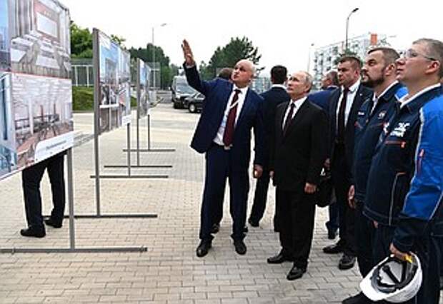 В ходе посещения строящегося культурно-образовательного комплекса Сибирского кластера искусств. Пояснения даёт губернатор Кемеровской области Сергей Цивилёв (слева).