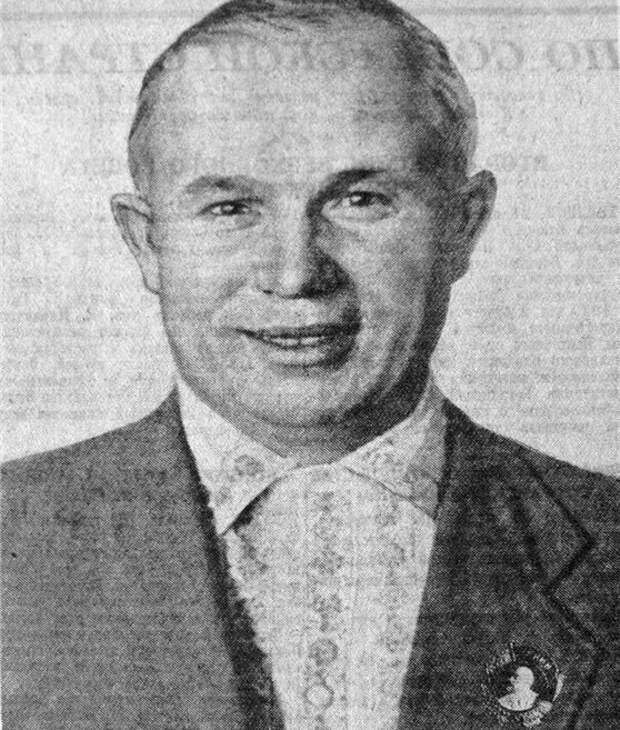 Никита Хрущев в 1935 году. Орден Ленина получен за Московский метрополитен