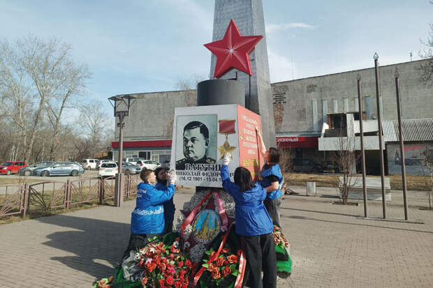 В "Единой России" назвали традицией уборку мемориалов перед Днем Победы