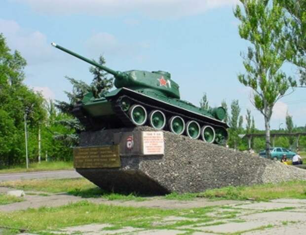 В Луганске с Острой Могилы уехал танк-памятник