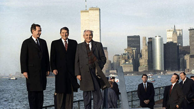 Генеральный секретарь ЦК КПСС Михаил Горбачев, президент США Рональд Рейган и вице-президент США Джордж Буш на прогулке по острову Гавернос-Айленд, 1988 год