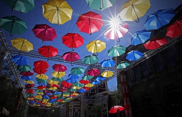 Арт-инсталляция «Аллея летающих зонтов» в центре Санкт-Петербурга