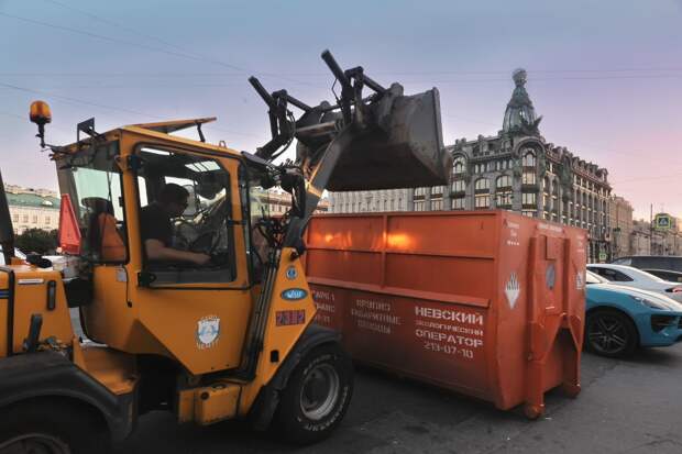 После праздника «Алые паруса» из центра Петербурга вывезли 10 тонн отходов