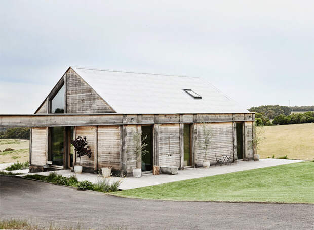 Современный деревянный дом посреди дикой природы в Дании