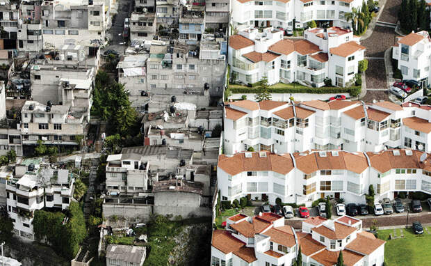 Это город Мехико, район Санта-Фе, фотографию границ между бедным и богатым кварталом сделал фотограф Оскар Руис. бедность, богатство, бразилия, индия, россия