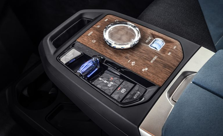 BMW представляет новую информационно-развлекат ельную систему iDrive 8 с поворотным контроллером в комплекте