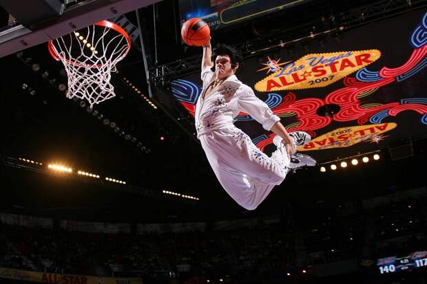 ss-090408-las-vegas-04ss_full 4) Двойник Элвиса во время игры «NBA Все Звезды 2007», которая проходила 18 февраля 2007 года в Центре «Thomas & Mack» в Лас-Вегасе. (Jesse D. Garrabrant/NBAEGetty Images)