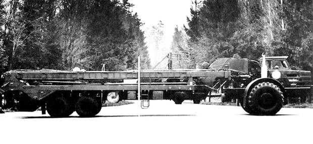 Полуприцепной агрегат 8У210 в транспортном положении с тягачом МоАЗ-546П