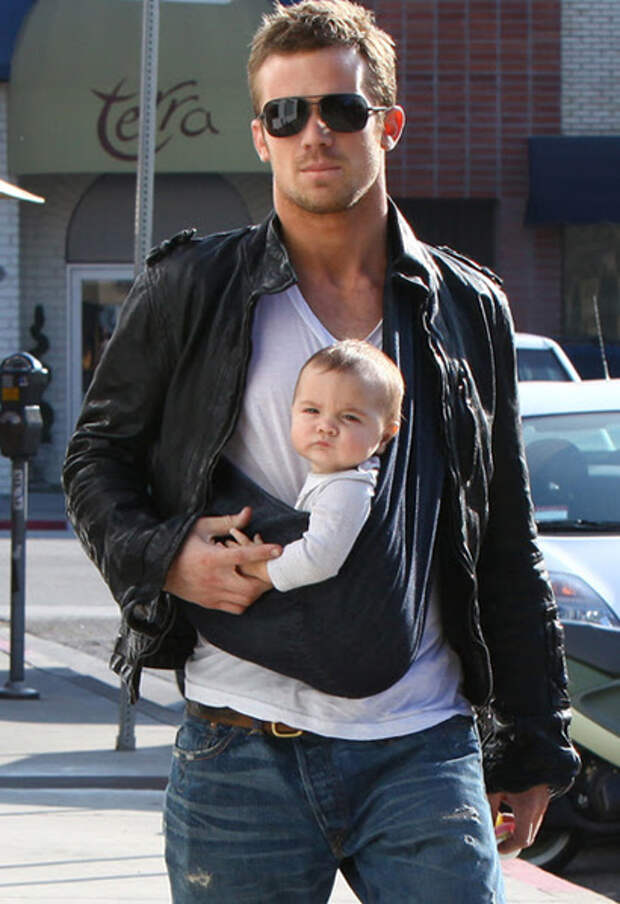 November 6, 2009: Cam Gigandet with daughter Everleigh Ray and wife Dominique Geisendorff (not pictured) enjoy some quality time together and then have lunch at Toast Bakery and Cafe in Los Angeles, California. Credit: INFphoto.com Ref.: infusla-170/171