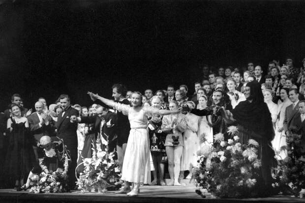 Выход на поклон труппы балета Большого театра после спектакля «Ромео и Джульетта» в Королевском оперном театре Ковент-Гарден (1956 год). Фотография Роджера Вуда.