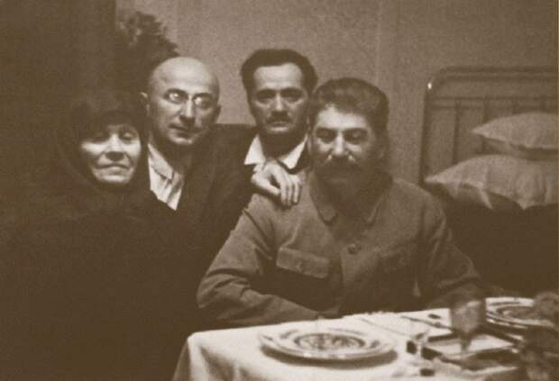 Сталин во время визита домой к матери (вместе с ним тов. Берия и Кипчидзе). Грузия, 1935 год. история, люди, фото