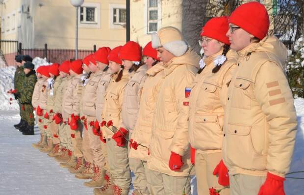 В Андреаполе Тверской области возложили цветы к обелиску в День защитника Отечества