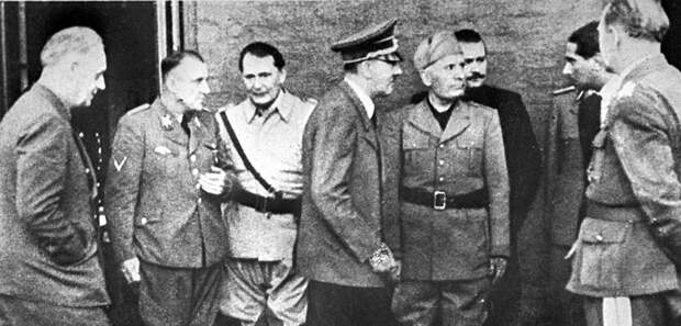 Слева на право: министр иностранных дел Германии Иоахим фон Риббентроп, рейхсляйтер Мартин Борман, рейхсмаршал Герман Геринг, фюрер Адольф Гитлер, дуче Бенито Муссолини около квартиры Адольфа Гитлера, 1944 год Слева на право: министр иностранных дел Германии Иоахим фон Риббентроп, рейхсляйтер Мартин Борман, рейхсмаршал Герман Геринг, фюрер Адольф Гитлер, дуче Бенито Муссолини около квартиры Адольфа Гитлера, 1944 год