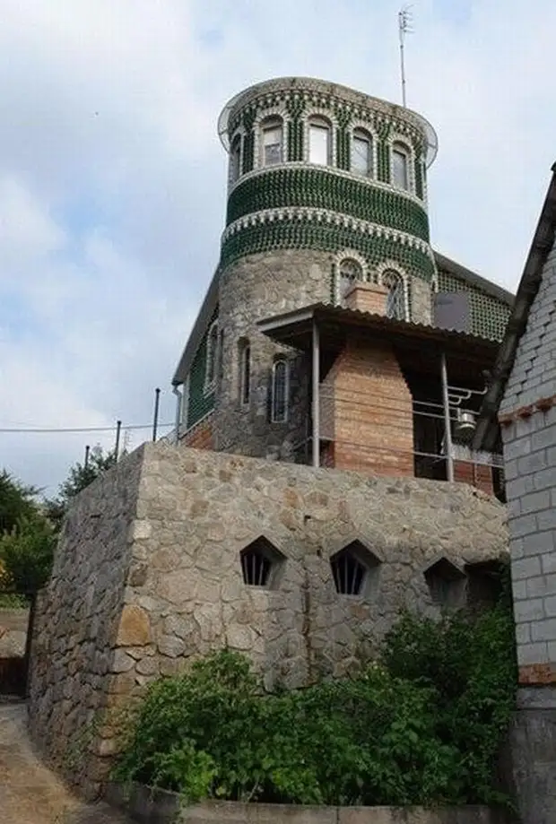 Восемь тысяч бутылок из-под шампанского и 20 лет жизни понадобилось украинцу, чтобы построить дачу Восемь тысяч бутылок из-под шампанского и 20 лет жизни понадобилось украинцу, чтобы построить дачу бутылки, дом. замок, своими руками, стройка