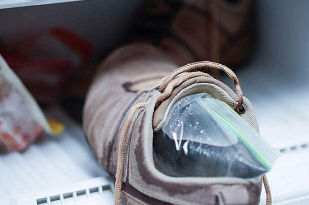 Простой способ растянуть обувь при помощи воды и пластикового пакета