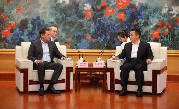Визит губернатора Цыбульского в Китай начался со встречи с мэром города Далянь Чэнь Шаованом