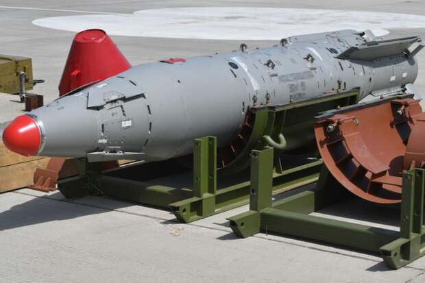 Появилось видео удара ФАБ-1500, расколовшего пополам дом с бойцами ВСУ