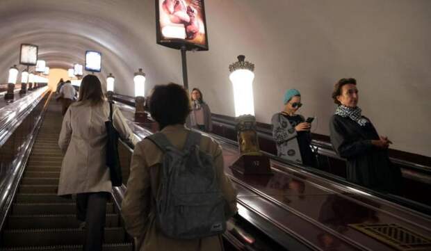 Почему поручень эскалатора в метро движется быстрее ступенек